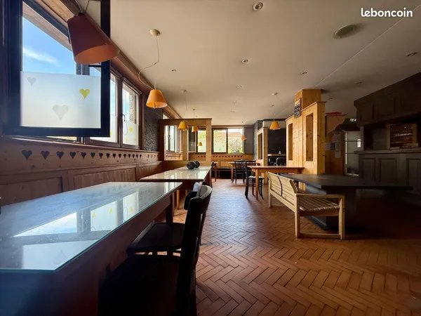 À vendre : Plateau d'environ 69 m² avec terrasse, cave et parkings 