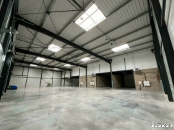 Local d'activité 5 590 m² 