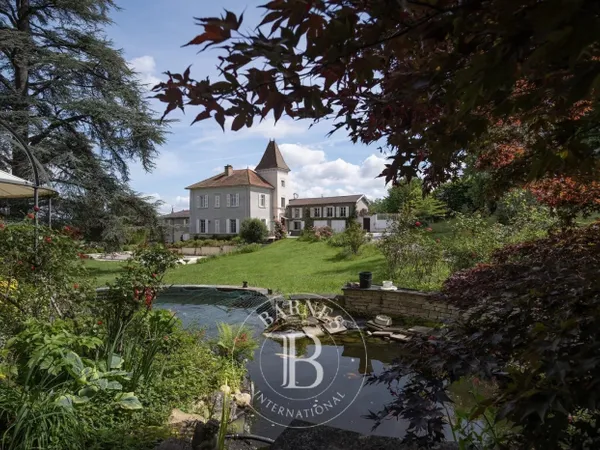 Saint-Didier de Formans - Propriété avec maison de 291m² environ 