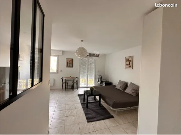 Grand studio meublé 27 m² - Centre-ville Noisy-le-Grand - Refait à neuf 