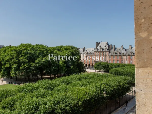 Dominant la place des Vosges, dans l'hôtel de Châtillon classé M 