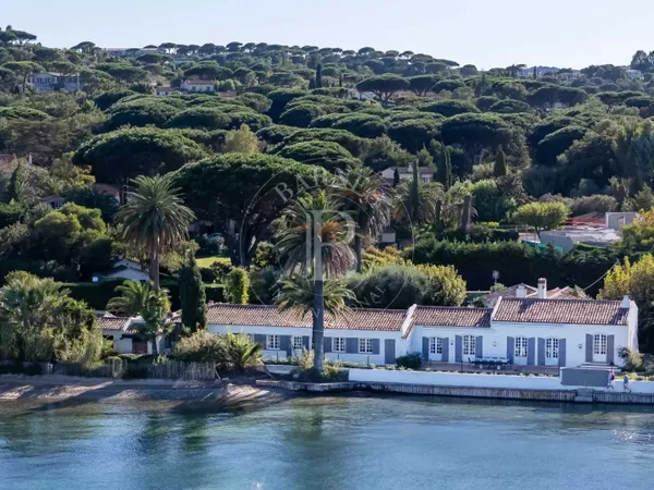SAINT-TROPEZ - PIEDS DANS L'EAU - LES CANNEBIERS 