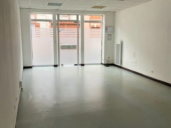Local Commercial de 42 m2 plus 20 m2 de réserve 