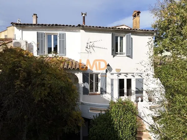 Besse sur Issole, centre, superbe maison avec jardin 
