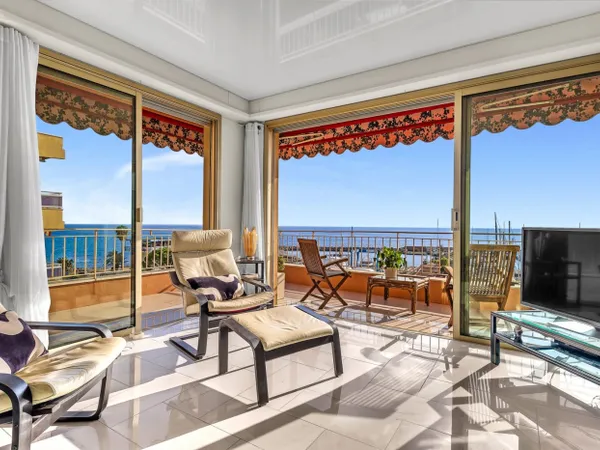 Appartement T3 front de mer à Menton Garavan et vue mer panorami 