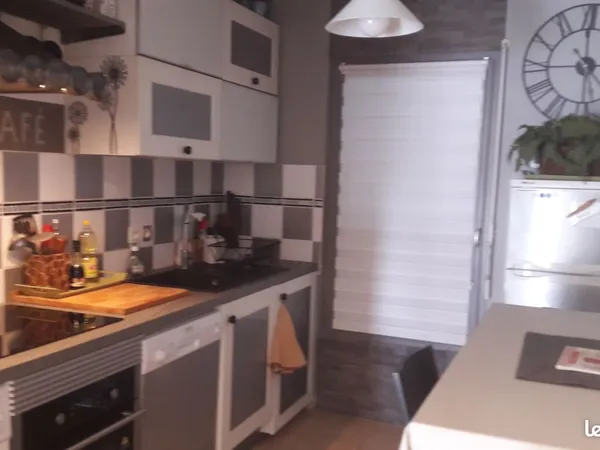 Appartement T4 de 94 m² avec Terrasse - Centre-ville de Lambesc 