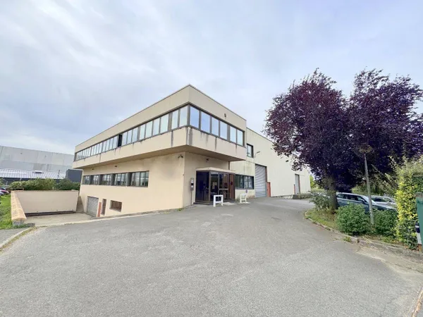 Local d'activité 1201 m² 