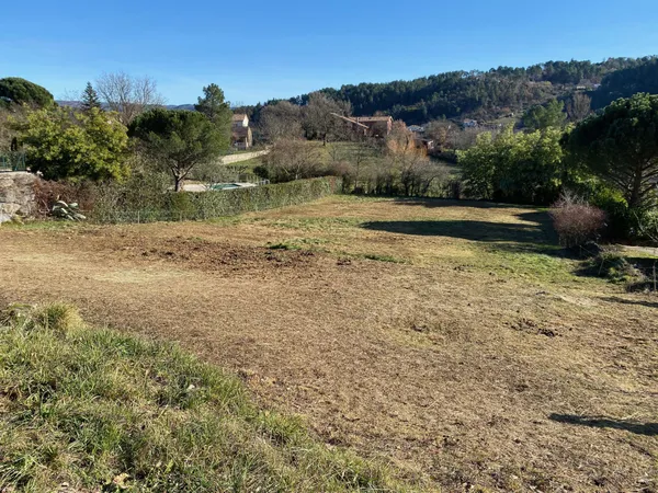 A 5 minutes d'AUBENAS, Terrain de 1555m2 environ 