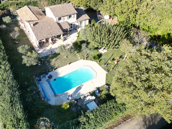 Villa 6 Piece Avec Piscine Garage Jardin D'hiver Et Carport Sur Un Terrain De 2510M2 