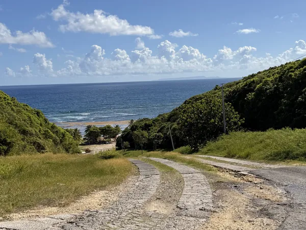ANSE MAURICE, BEAU LOTISSEMENT DE 18 LOTS 