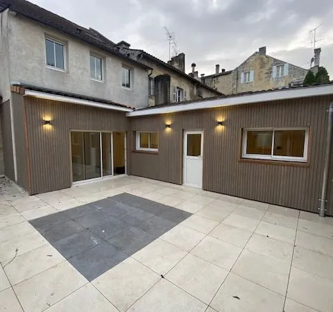 Maison de ville avec grande terrasse et jardin 