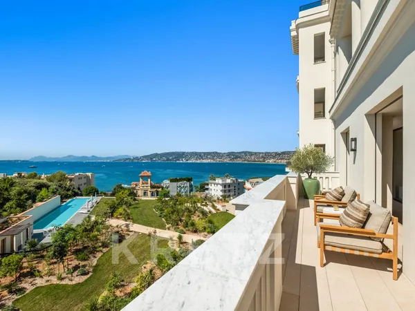 CAP D'ANTIBES : Splendide 4 pièces avec vue mer panoramique 