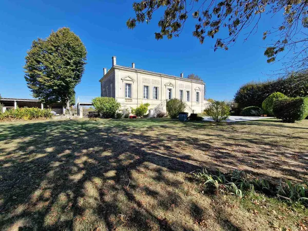 Batisse en pierre de style Directoire avec vignes et piscine 