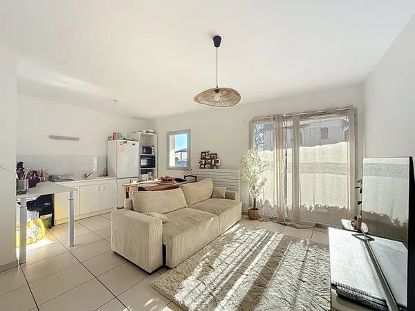 Au CENTRE VILLE de Meximieux, joli appartement T2 en rez-de-chaussée de jardin avec terrasse et 