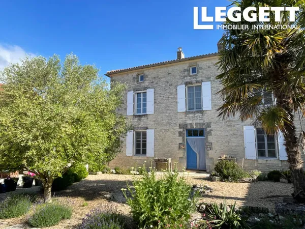 Belle maison de maître rénovée avec vue, piscine et jardin privée. 