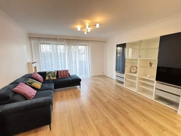 Studio 3 pièces 81 m² 
