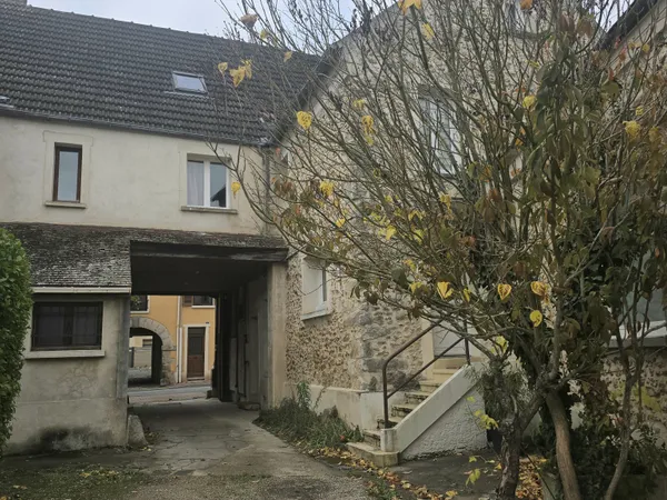 STUDIO VENDU LOUÉ - PLEIN CENTRE VILLE DE BONNELLES avec 1 p 
