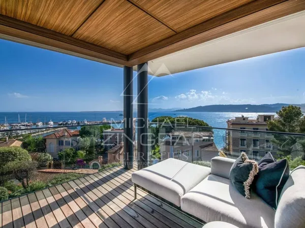 CAP D'ANTIBES - Appartement au dernier étage avec vue mer panoramique 