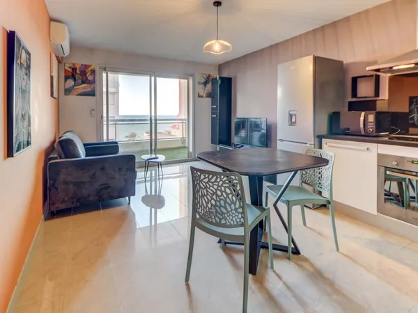 Studio meublé avec coin nuit et terrasse vue mer quartier Lenval 