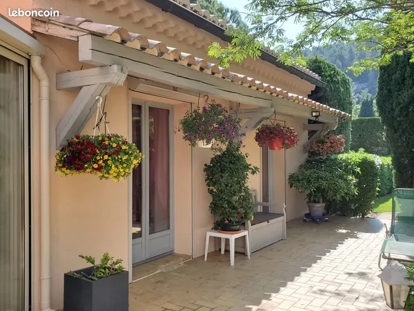 Maison d'une surface habitable de 160 m2 environ sur terrain de 2800 m2 dont 1500 m2 en jardin 