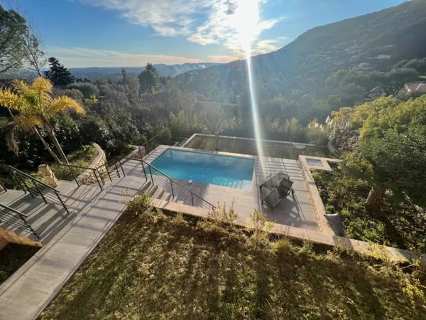Élégante villa contemporaine avec vue mer et village 