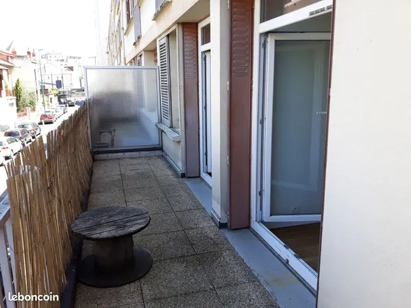 Appartement lumineux avec terrasse et garage 