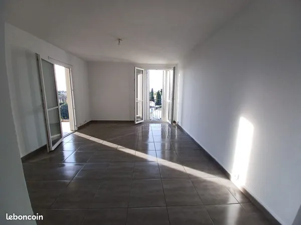 Appartement T5 avec terrasse, parking et cave - Dernier étage SANS ASCENSEUR 