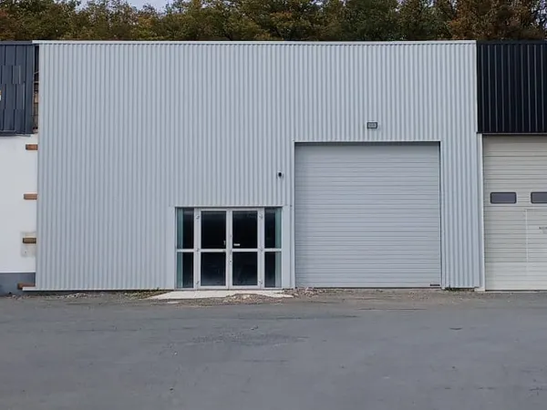 49 - Saint Léger de Linière, local d'activité 261 m2 à louer 