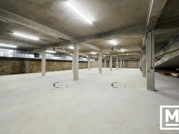 Entrepôt 823 m² 