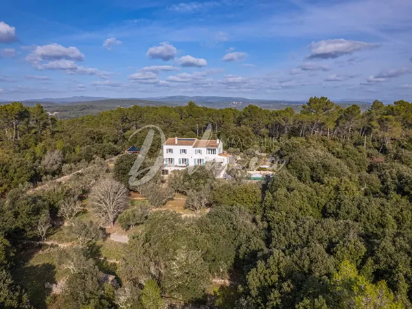 Villa rénovée avec piscine située dans un écrin de verdure, Le 