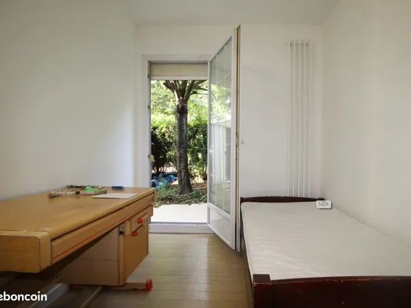 Grande chambre dans appartement rénové de standing 