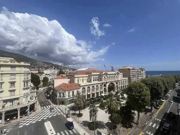 IMMOBILIARE MENTONE – Trilocale con grande balcone in centro città, 