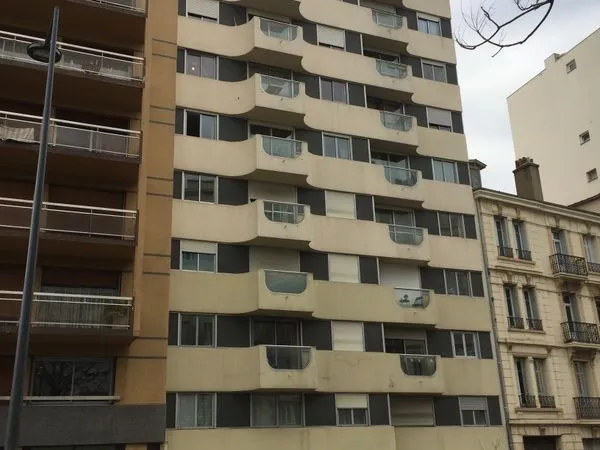 SAINT-ETIENNE Badouillère/Anatole France rue Voltaire, F4 traversant de 92 m2, 2/3 Ch, balcon et 