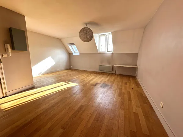 Duplex dans quartier historique avec parking privatif. 