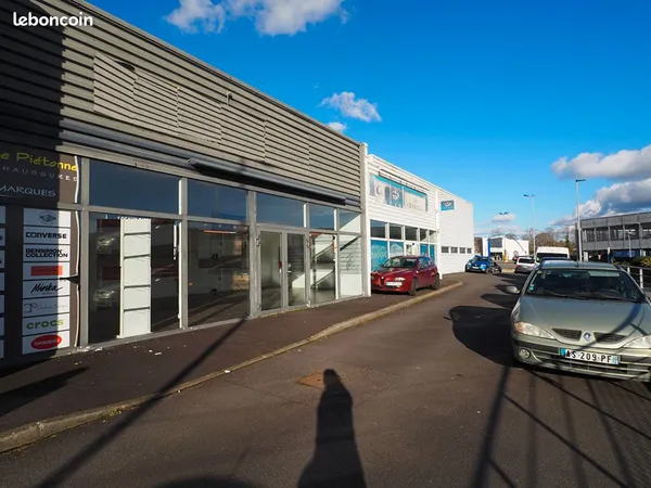 Local 78 m² LE RELECQ KERHUON 