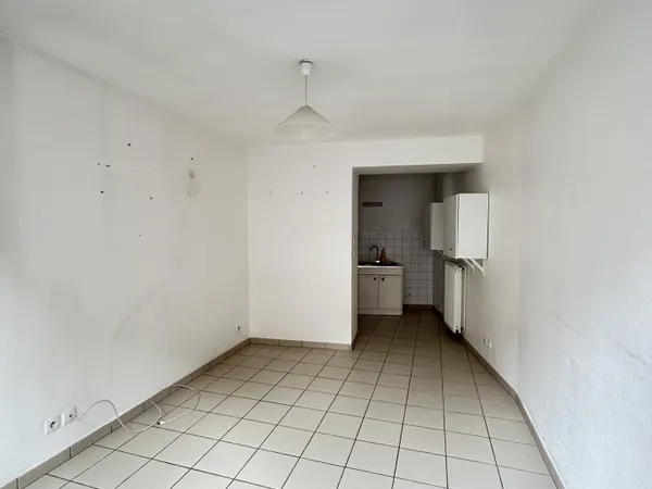 Petit T2 en RDC entre gare et commerces 