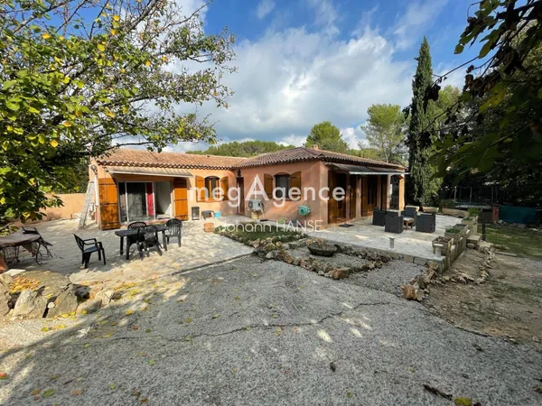 T2, 50m2, terrasse et parking, calme 