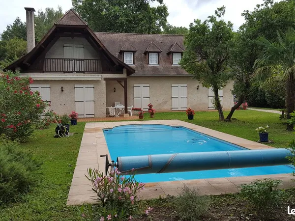 Maison néo-béarnaise avec piscine et vue Pyrénées- Quartier très prisé de Lons 