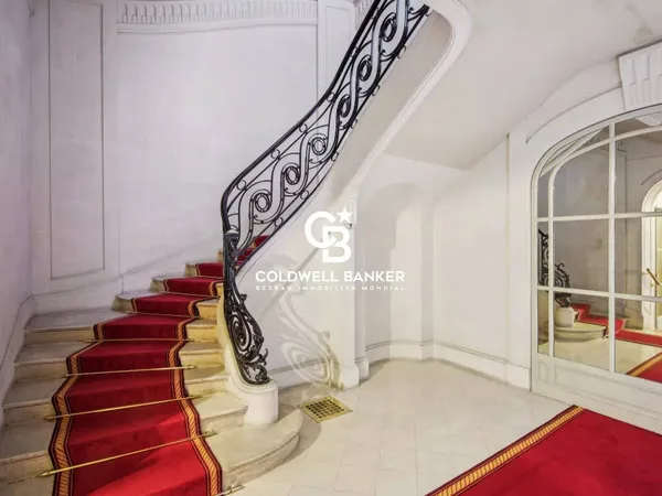 Avenue de Wagram : appartement de réception/familial 