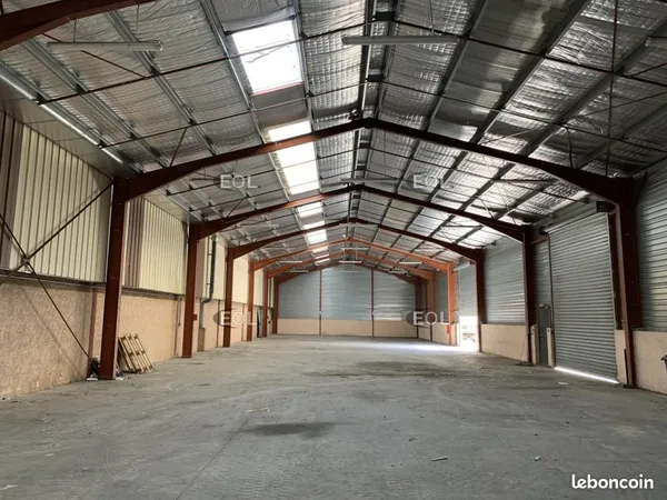Local d'activité 674 m² 