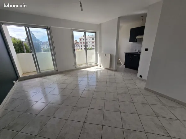Studio rénové avec balcon - Résidence sécurisée, tout compris (Hors électricité) 