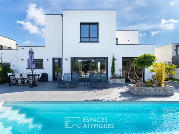 Maison contemporaine et ses volumes lumineux avec piscine 