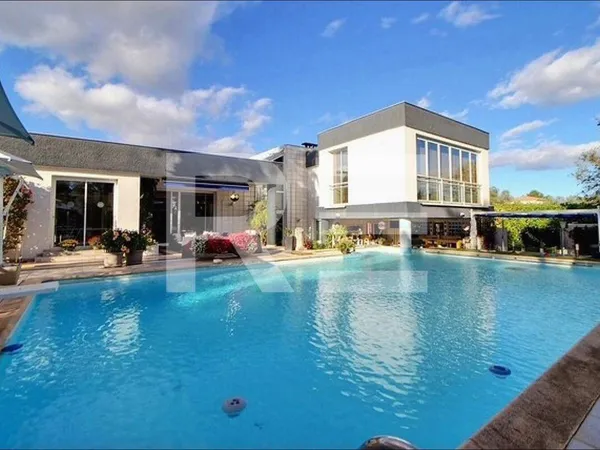 Villa 8 pièces 323 m² 