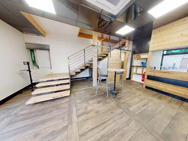 Local commercial 1 pièce 111 m² 