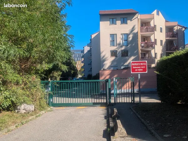 Quartier Ampère Catane. Place numérotée dans parking couvert d'une résidence sécurisée 