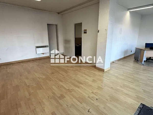 Bureau 64 m² 