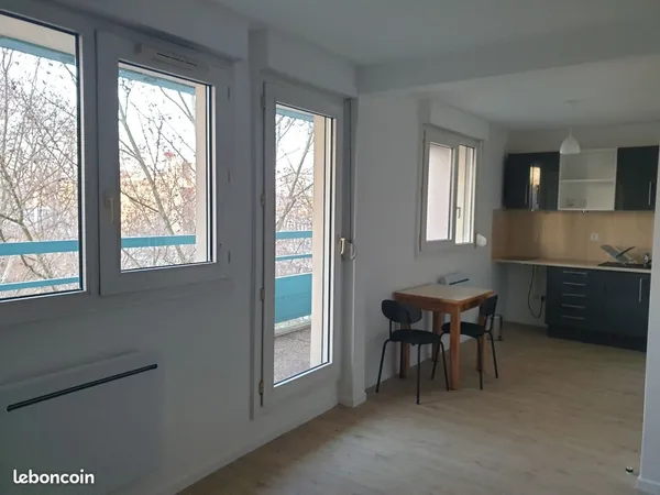 Grand studio meublé de 31m² refait à neuf avec balcon - Villeurbanne en face du Campus de la DOUA 