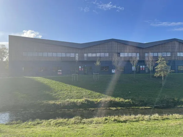 Local d'activité 2222 m² 
