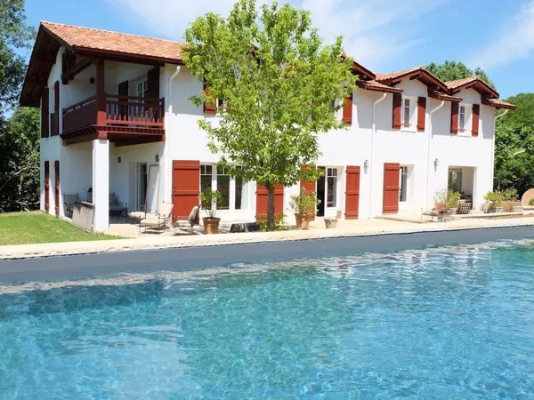 Maison 7 pièces 330 m² 