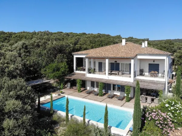 Propriété en position dominante de 410 m² sur un parc de 5.577 m 